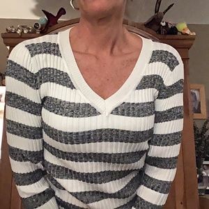 Slope fitted grey and white striped V-neck sweater